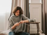 Frau strickt mit den besten Stricknadeln
