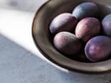 Mit Rotwein gefärbte Eier