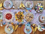 Vegetarisches Ostermenü: Ein gedeckter Tisch mit Osterdeko und einigen Leckereien