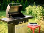 Ein Gasgrill nach dem Gebrauch. Jetzt muss vor allem der dreckige Rost gereinigt werden!