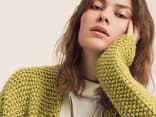 Model in langer Strickjacke von Lana Grossa