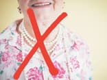 Eine Oma mit spießiger Perlenkette 