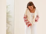 Model in Wellenmuster-Strickjacke von Lana Grossa