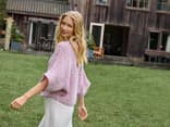 Model in gemütlichem Bolero-Cardigan von Lana Grossa