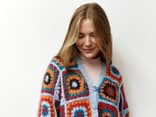 Model in gehäkelter Granny Square Jacke von Lana Grossa