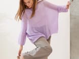 Model in gestricktem Isemarkt-Pullover
