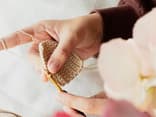 Frau häkelt Stäbchen