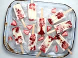 Erdbeereis mit karamellisierten Erdbeeren, griechischem Joghurt und Honig