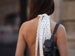 Frau trägt ein rückenfreies Kleid 