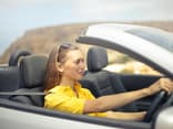 Eine junge Frau sitzt im Auto