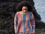 Model in buntem Boho-Pullover mit Fransen von Lana Grossa