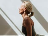Frau macht jeden Tag Yoga