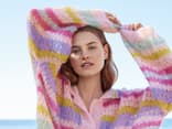 Model in bunt gestreiftem Natural Superkid Tweed Pullover von Lana Grossa