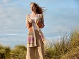 Model in sommerlichem Long-Cardigan von Lana Grossa
