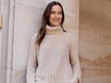 Model in Kuschelpullover von Lana Grossa