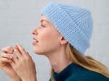 Strickanleitung für die hellblaue Mütze aus Kaschmir von Lana Grossa Model mit hellblauer Mütze aus Kaschmir von Lana Grossa