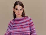 Model in buntem Top-Down-Pullover "Picasso" von Lana Grossa
