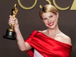 Jessie Buckley hat den Oscar 2026 als "Beste Hauptdarstellerin" Schauspielerin Jessie Buckley mit Oscar bei den Oscars 2026