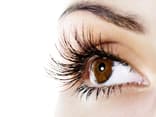 Frau mit braunen Augen und sehr langen Wimpern