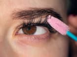 Frau mit Wimpernbürste für Lifting