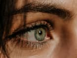 Frau mit bester Mascara für Schlupflider