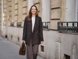 Alba Garavito Torre trägt einen Blazer und eine Hose mit Gummizug