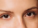 Frau mit pflegender Mascara auf den Wimpern
