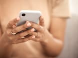 Frau schaut auf ihr Smartphone