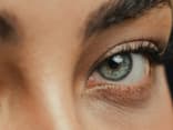 Frau mit geschwungenen Wimpern