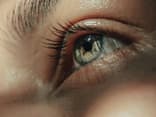 Frau mit Hyaluron-Mascara auf den Wimpern