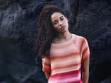 Model in Gomitolo Tono T-Shirt-Kleid von Lana Grossa