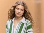 Model in gestrickter Polojacke von Lana Grossa