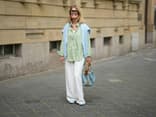 Weiße Hose mit Oversize-Bluse 