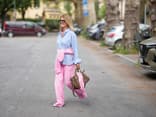 Frau trägt blaue Bluse