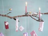 Adventskalender Päckchen hängen an einem Ast - Der Advetnts