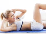 Frau macht Sit-Ups - Das Bauchmuskeltraining ist ein Klassiker, um die Muskeln in unserer Körpermitte zu stärken. Wir geben Tipps und verraten einfache Übungen.