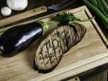 Aubergine zubereiten: Aubergine auf Schneidebrett