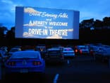 Autokino: Autos stehen vor Leinwand