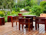 Terrasse mit Bodenbelag aus Holz