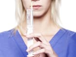 Eine Frau mit Botoxspritze