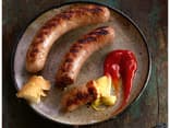 Selbstgemachte Bratwurst mit Senf und Ketchup 