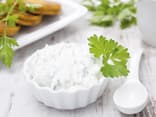 Feta-Dip in weißer Schale - So machen Sie einen fettarmen Feta-Dip