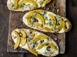Vegetarischer Flammkuchen mit Kürbis