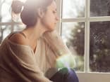 Wenig Anerkennung und Wertschätzung: Frau allein am Fenster