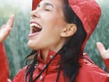 Optimismus für ein glückliches Leben - Frau lacht im Regen