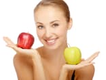 Frau mit Apfel