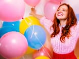 Glückliche Frau mit Luftballons