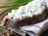 Frischkäse selber machen – Tipps und Tricks : Frischkäse auf Brot