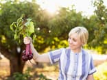 Frau mit frisch geernteter Roter Bete