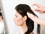 Eiene Frau pflegt ihre Haare mit Haaröl - Welches Haaröl sich für Ihre Haarstrucktur eignet, erfahren Sie hier.